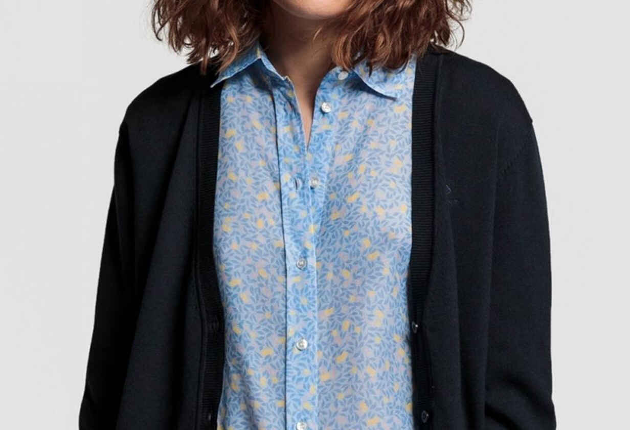 ženska modra srajca z vzorci