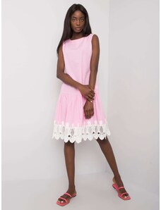 Fashionhunters Svetlo roza obleka z dekorativno čipko
