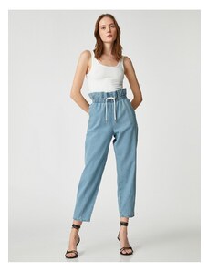 Koton Jeans z elastičnim pasom imajo sproščeno prileganje - Baggy Jeans.