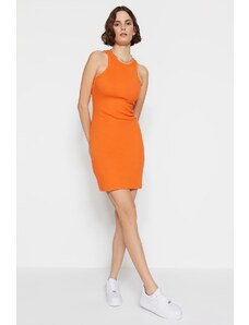 Trendyol Orange Halterneck nameščena rebrasta fleksibilna mini pletena obleka
