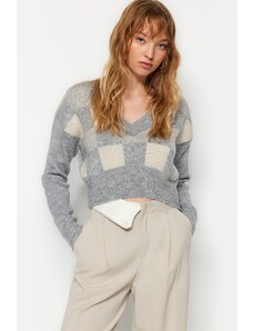 Trendyol sivi obrezovalnik mehak teksturiran vzorčni pulover za pletenine