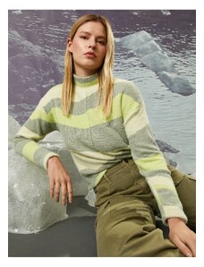 Koton Şahika Ercümen X - pulover z rebrastim stoječim ovratnikom barvnega bloka