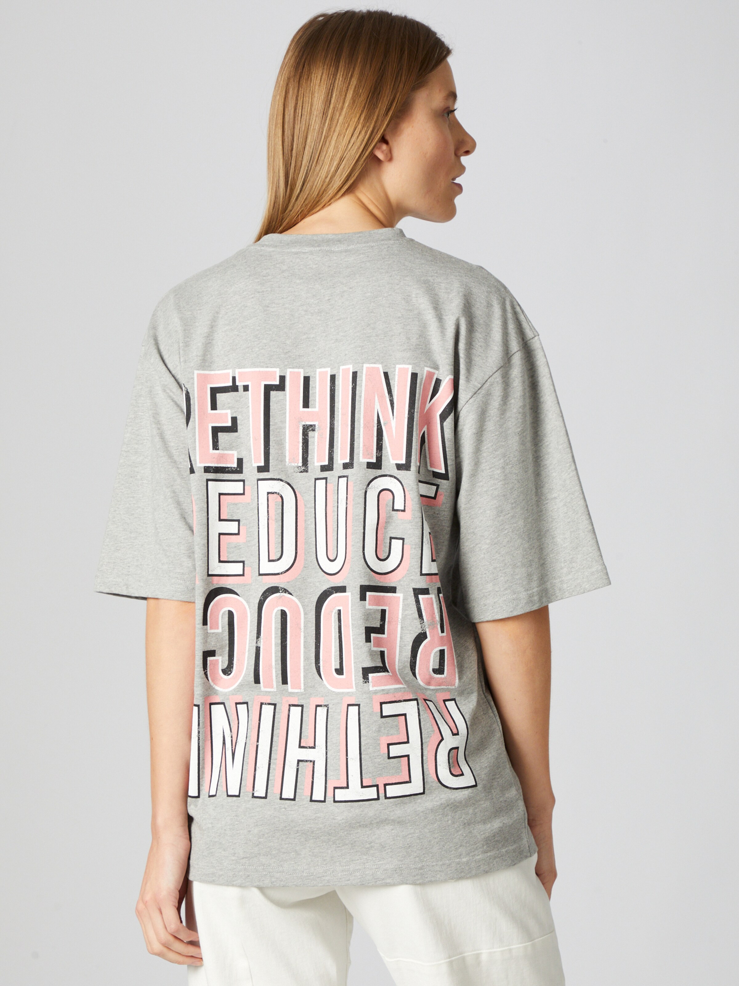 ABOUT YOU x Benny Cristo Majica 'Claas' siva