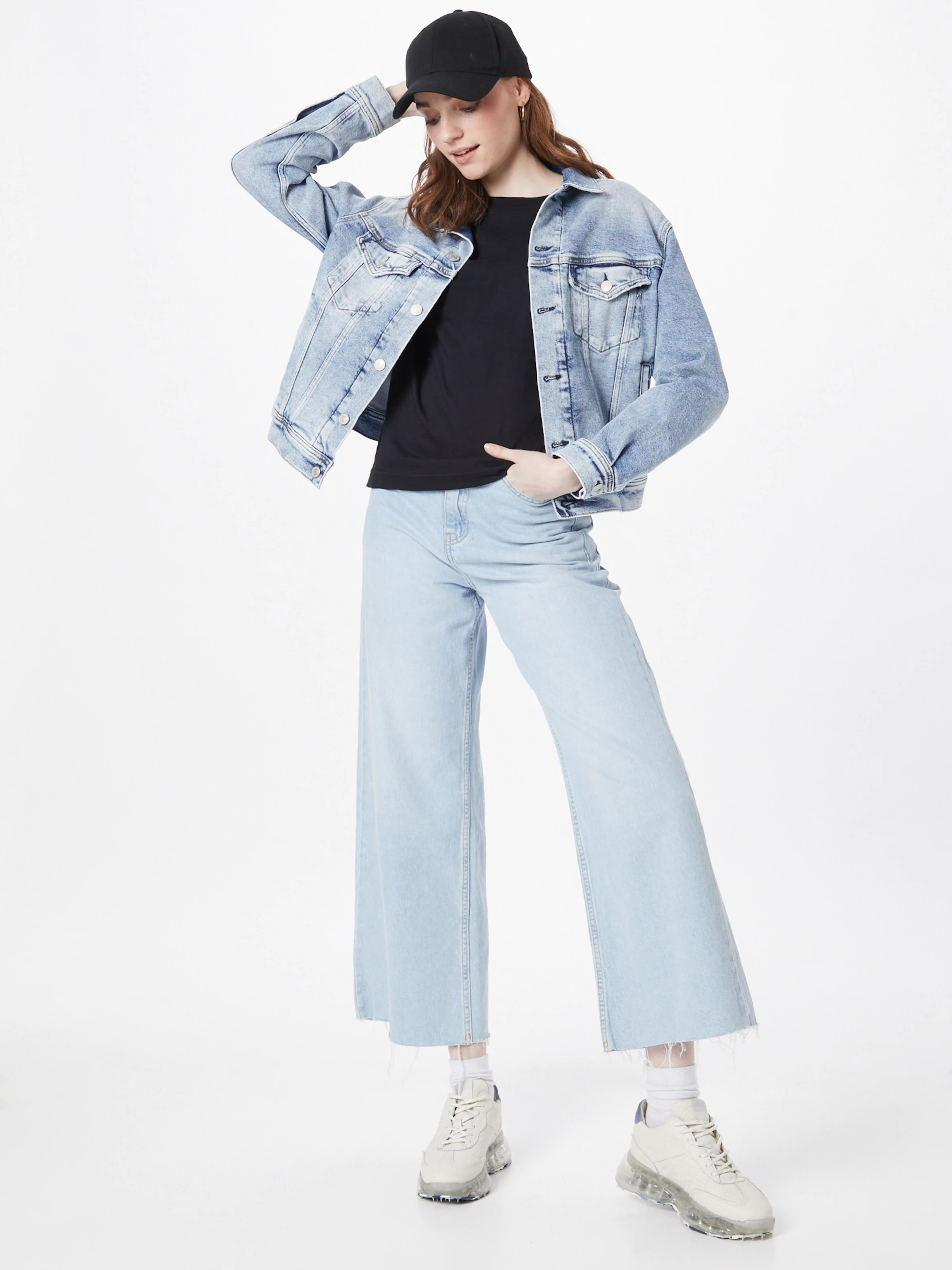 MELA Majica 'Khira' črna