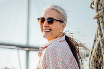 nasmejana ženska s sončnimi očali