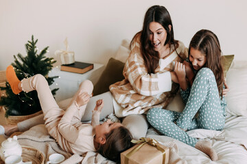 mama z dvema otrokoma v pižami