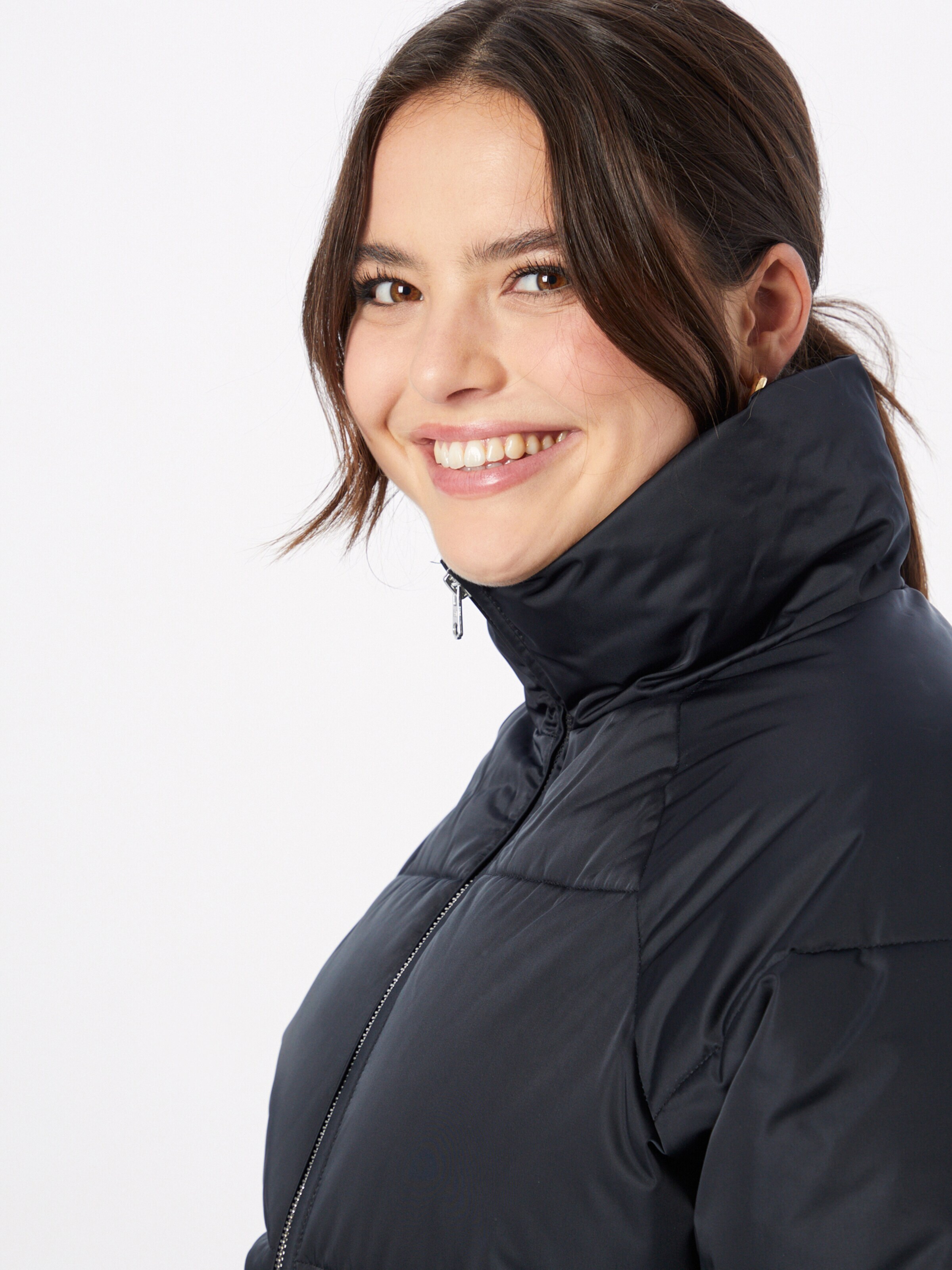 Abercrombie & Fitch Zimska jakna črna