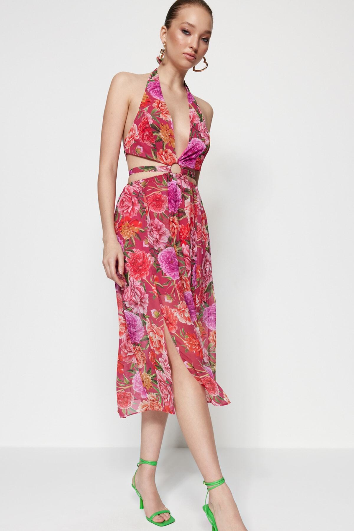 Trendyol Chiffon cvetlična vzorčasta večerna obleka z oknom / izrezana podrobna, večbarvna podloga