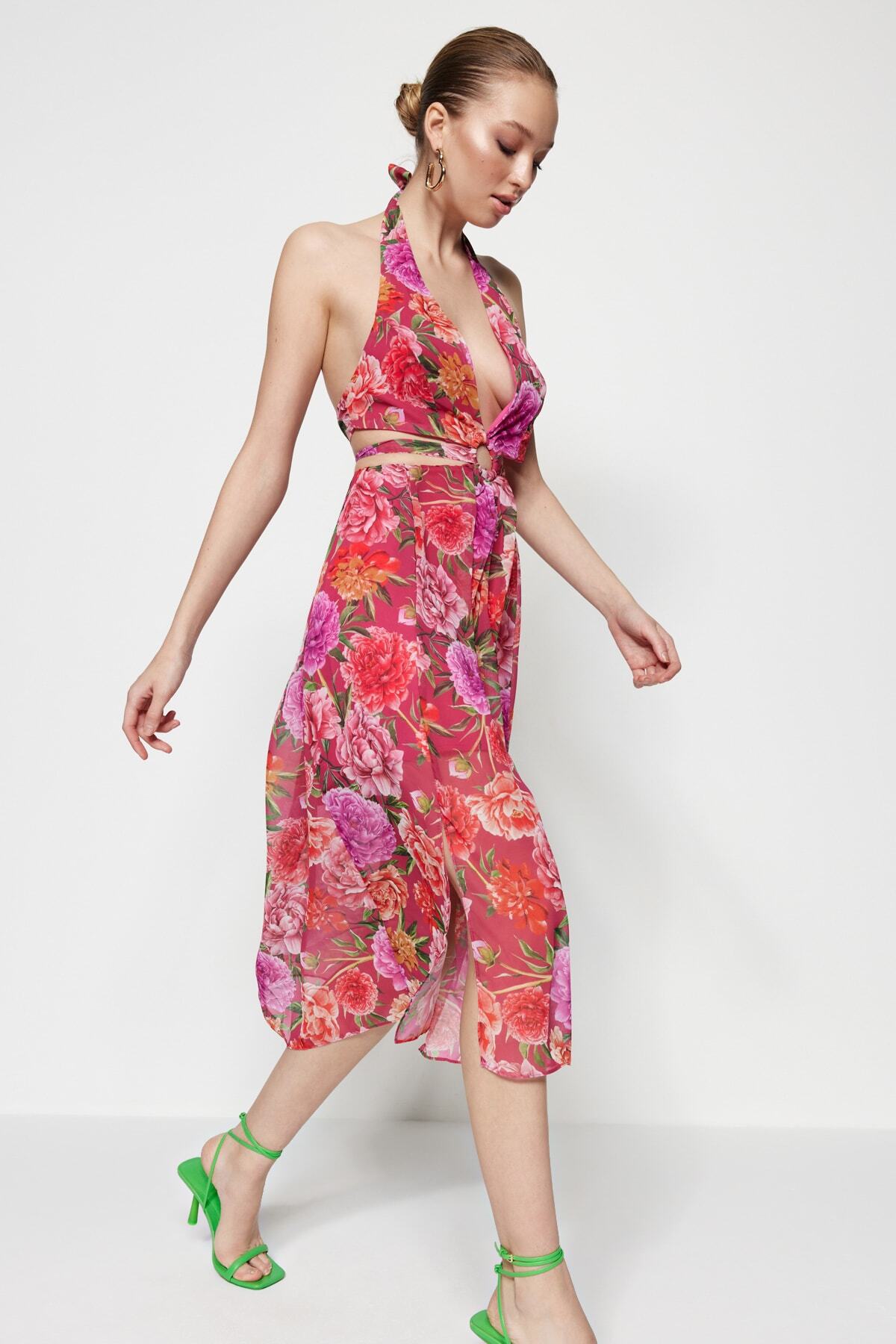 Trendyol Chiffon cvetlična vzorčasta večerna obleka z oknom / izrezana podrobna, večbarvna podloga