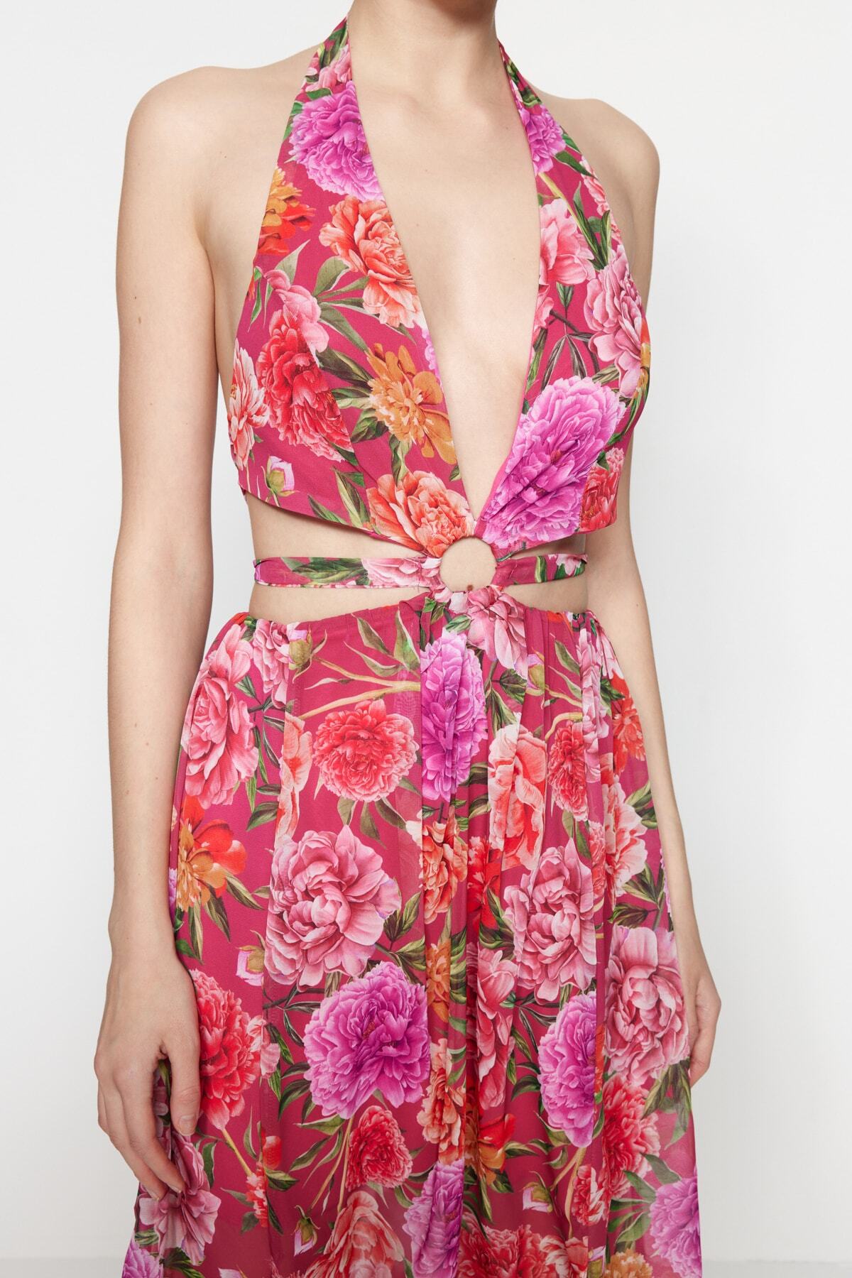 Trendyol Chiffon cvetlična vzorčasta večerna obleka z oknom / izrezana podrobna, večbarvna podloga