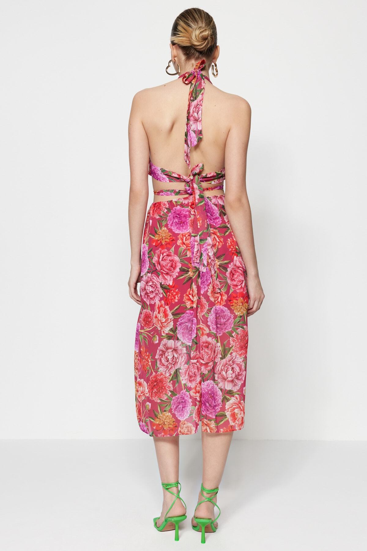 Trendyol Chiffon cvetlična vzorčasta večerna obleka z oknom / izrezana podrobna, večbarvna podloga