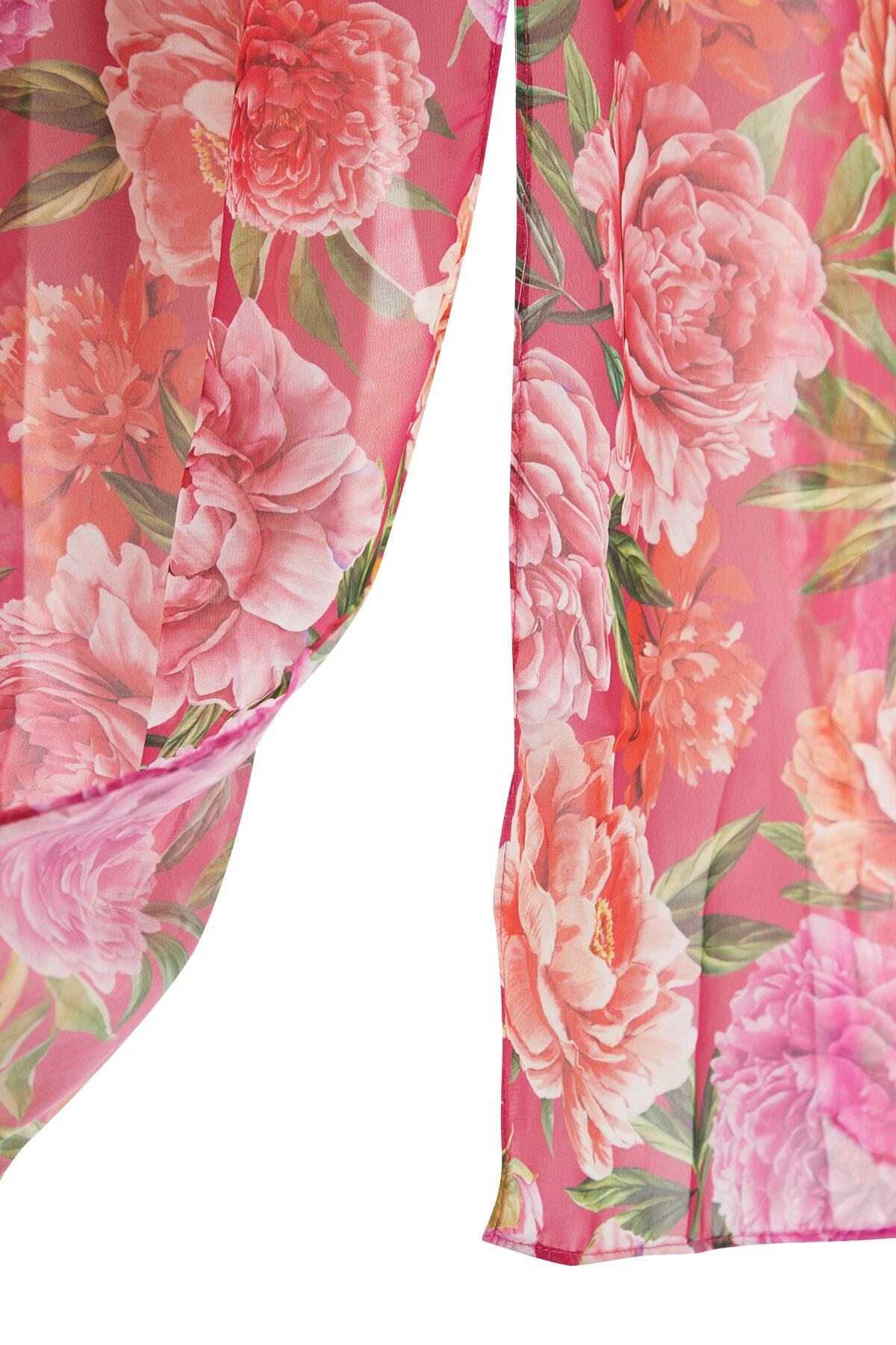 Trendyol Chiffon cvetlična vzorčasta večerna obleka z oknom / izrezana podrobna, večbarvna podloga