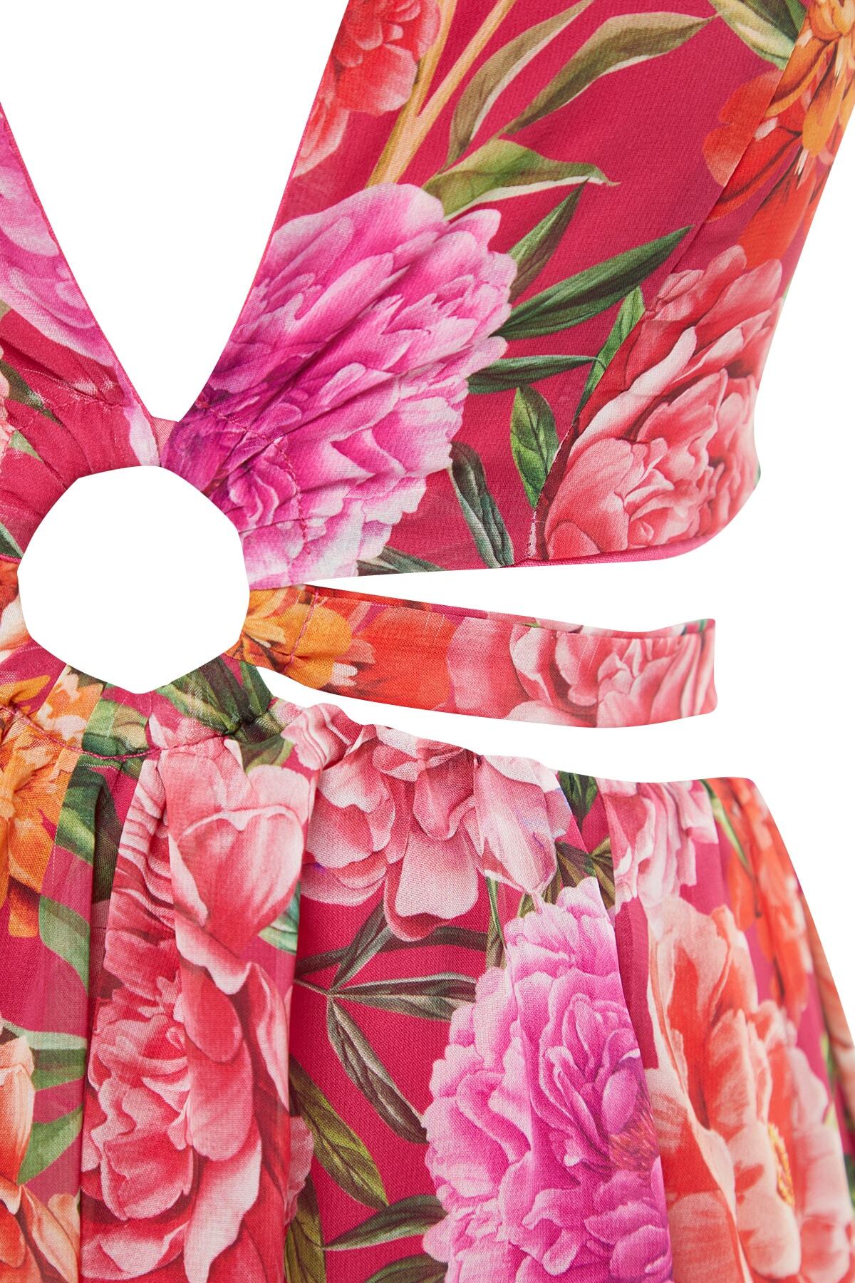 Trendyol Chiffon cvetlična vzorčasta večerna obleka z oknom / izrezana podrobna, večbarvna podloga