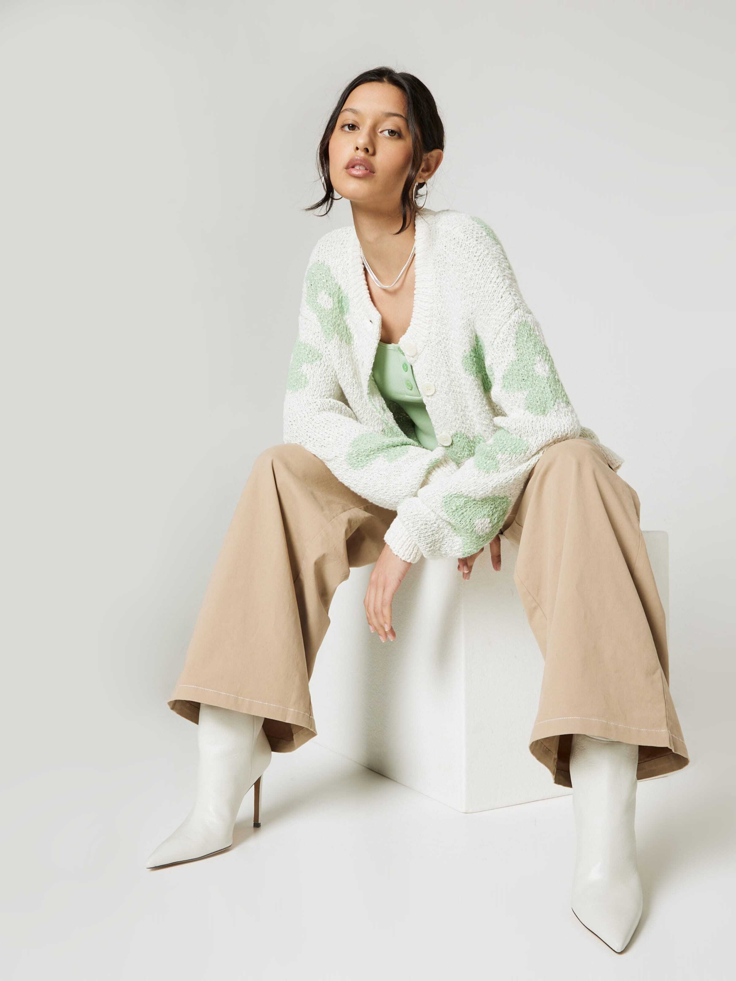 florence by mills exclusive for ABOUT YOU Pletena jopa 'Meadow Flowers' svetlo zelena / off-bela