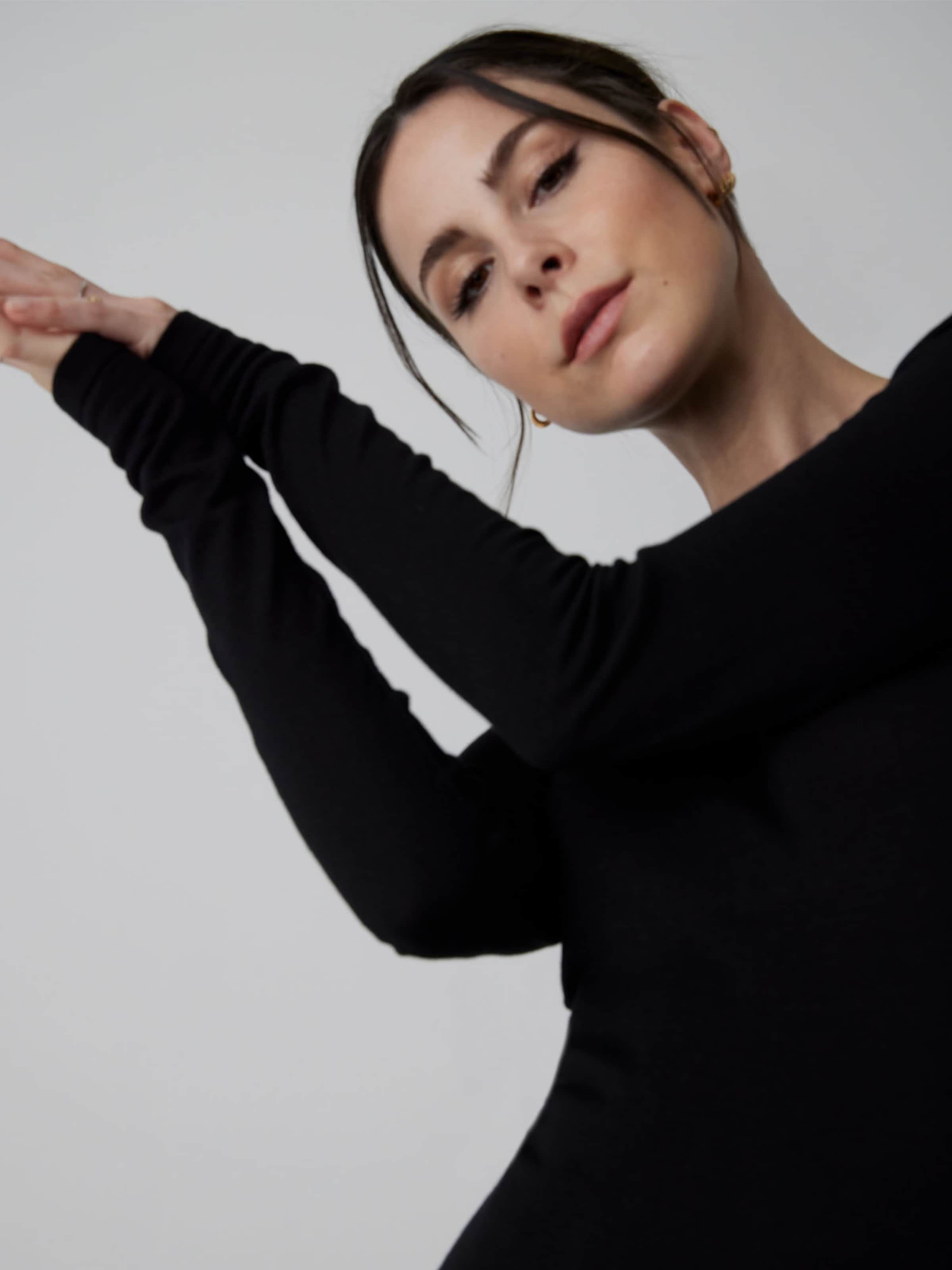 A LOT LESS Pletena obleka 'Caroline' črna