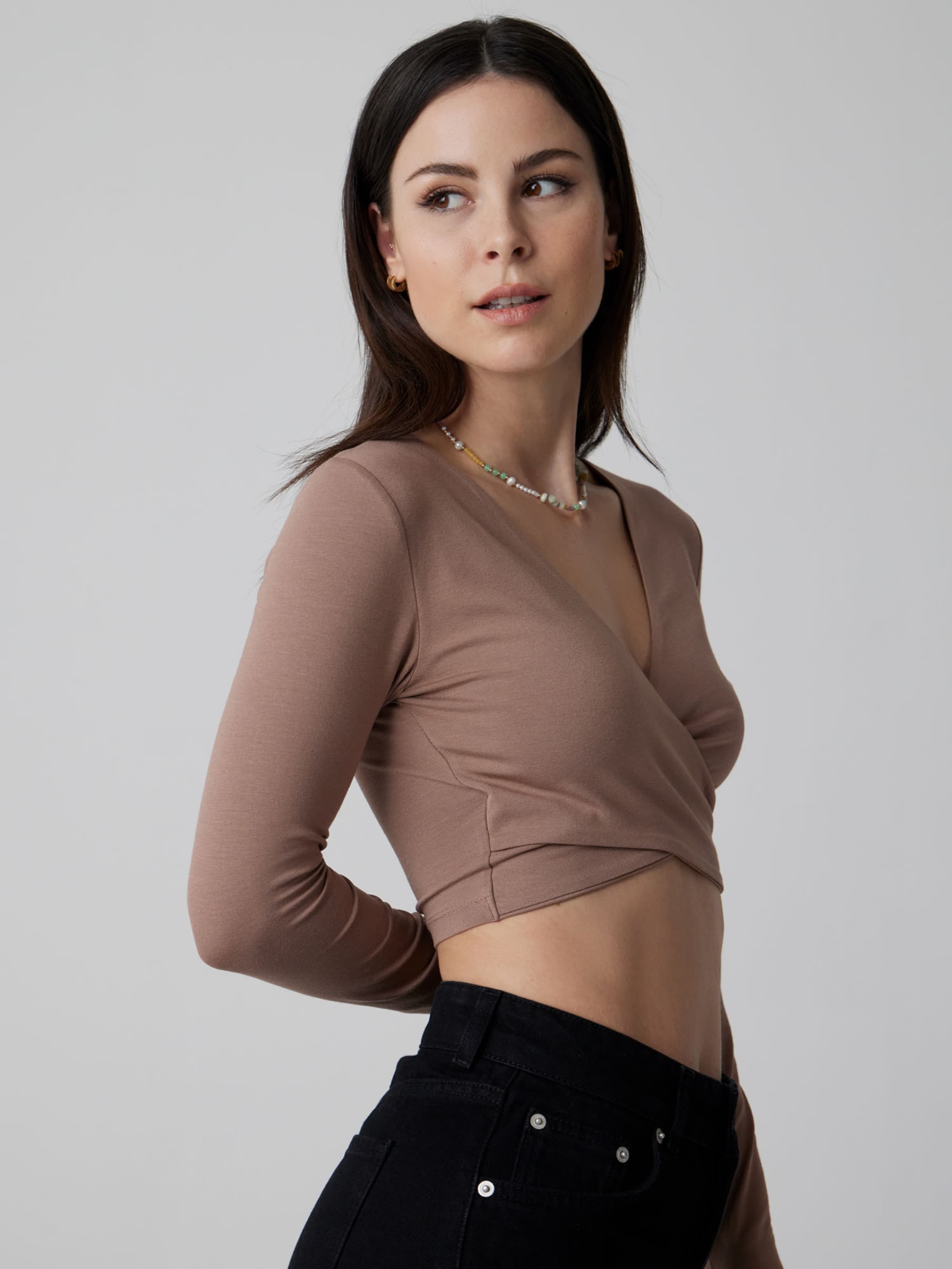 A LOT LESS Majica 'Ivana' svetlo rjava