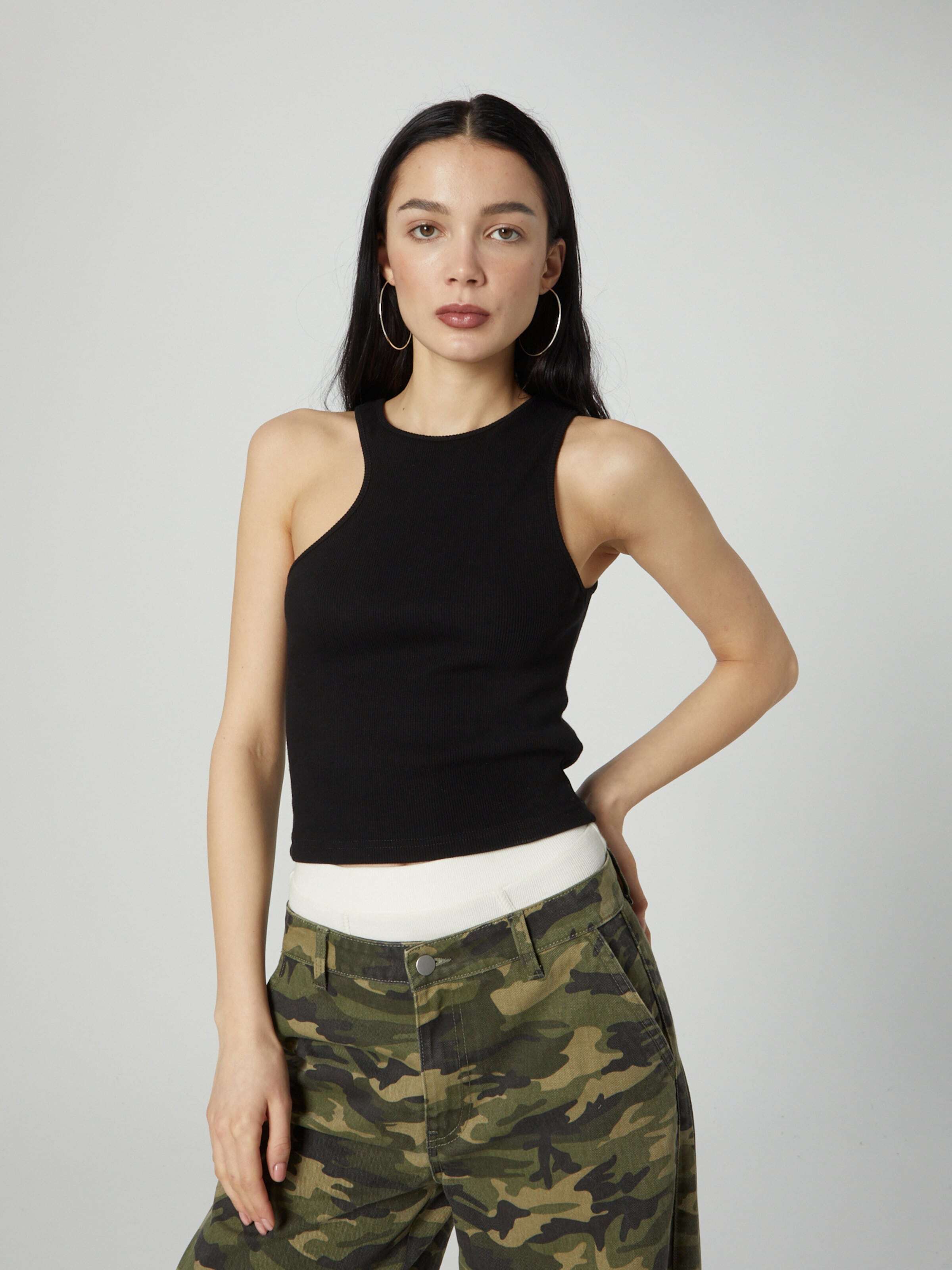 ABOUT YOU x Chiara Biasi Top 'Suki' črna