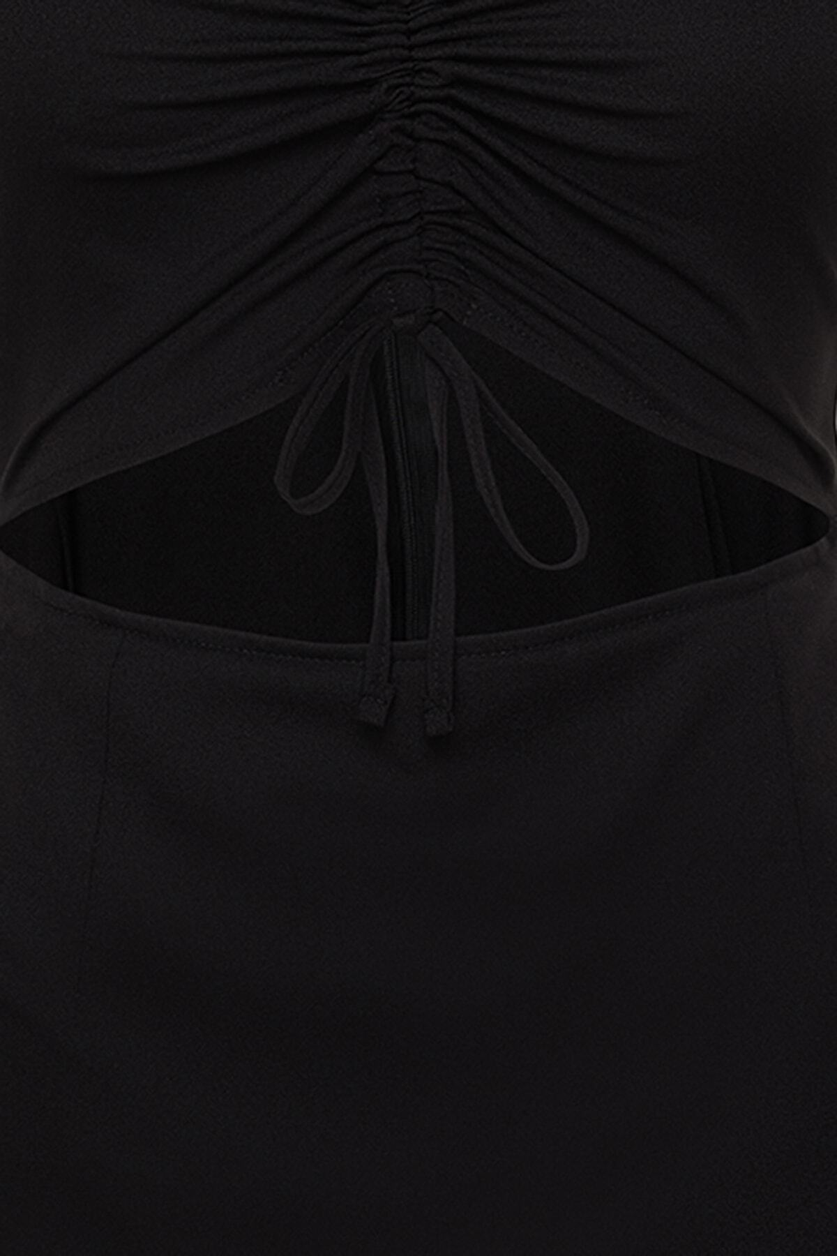 Trendyol krivulja Črna tkana obleka z ruffle in izrezanimi detajli