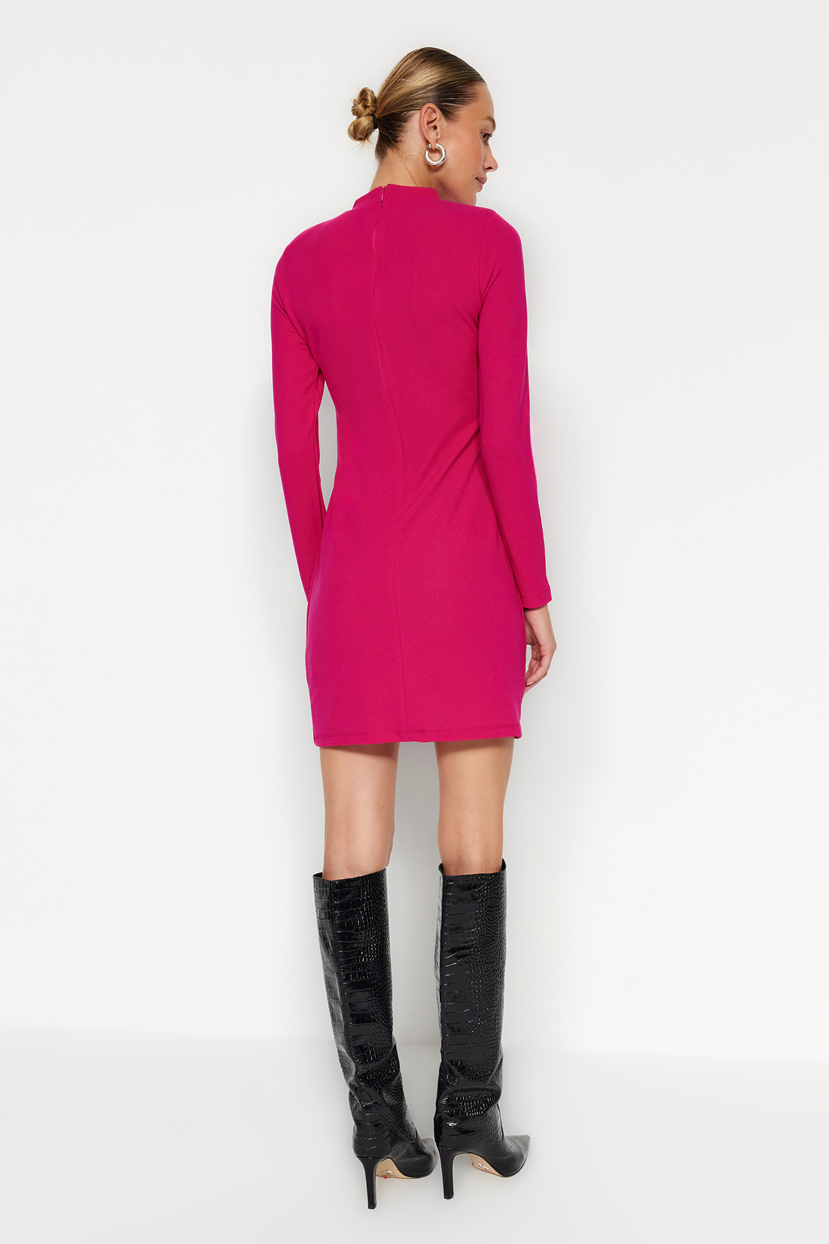 Trendyol fuchsia stand-up ovratnik, nameščena, pletena mini obleka z gubami