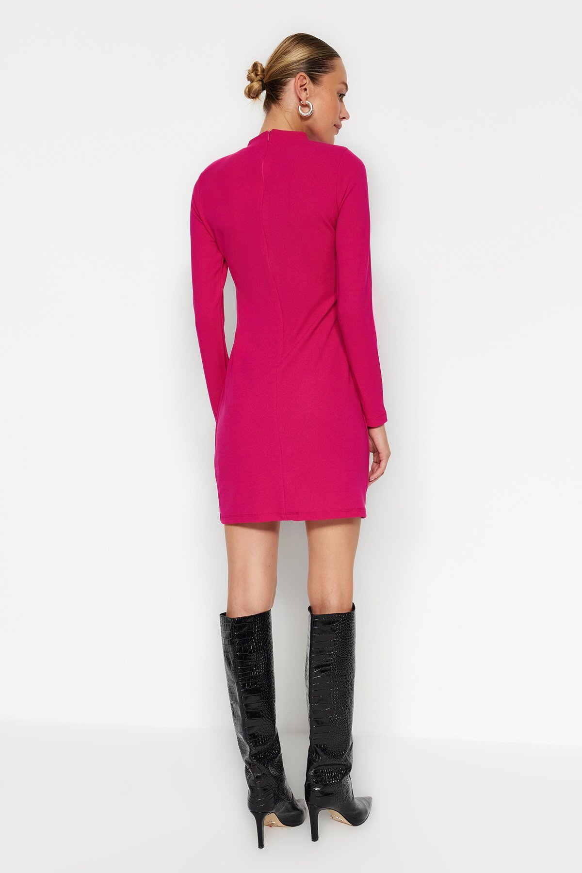 Trendyol fuchsia stand-up ovratnik, nameščena, pletena mini obleka z gubami