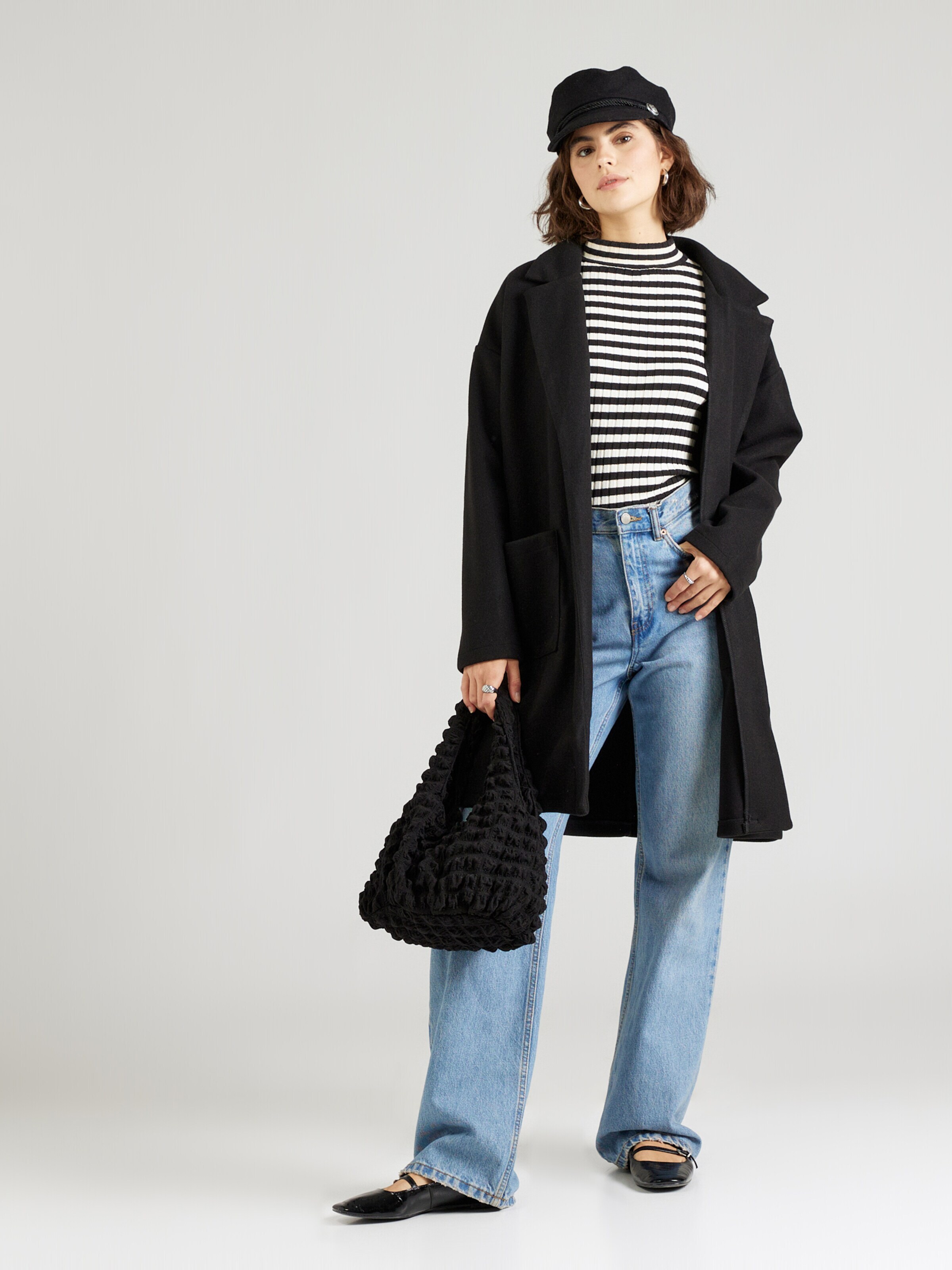 PIECES Prehoden plašč črna