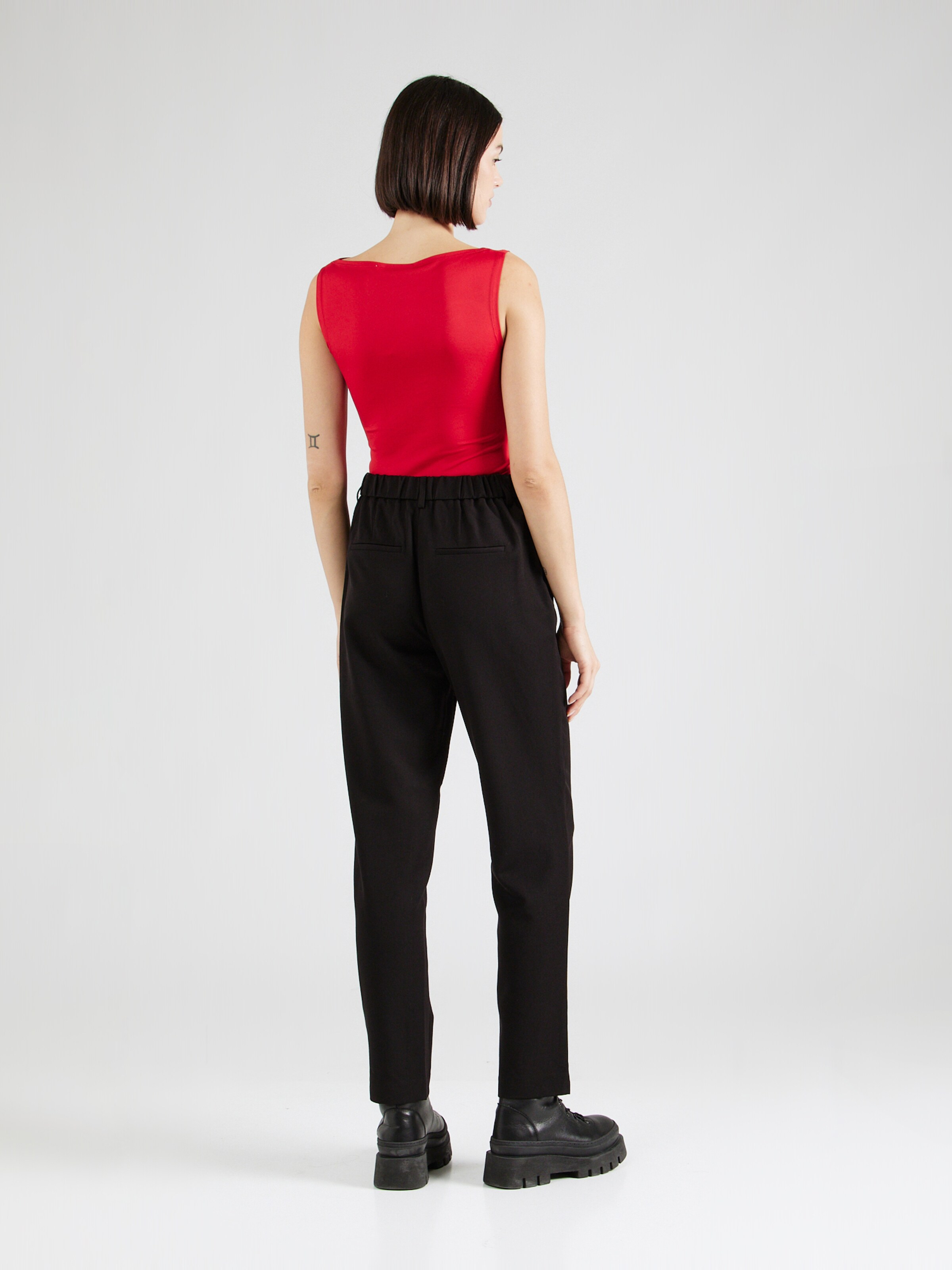 PIECES Hlače z naborki 'Kamil' črna