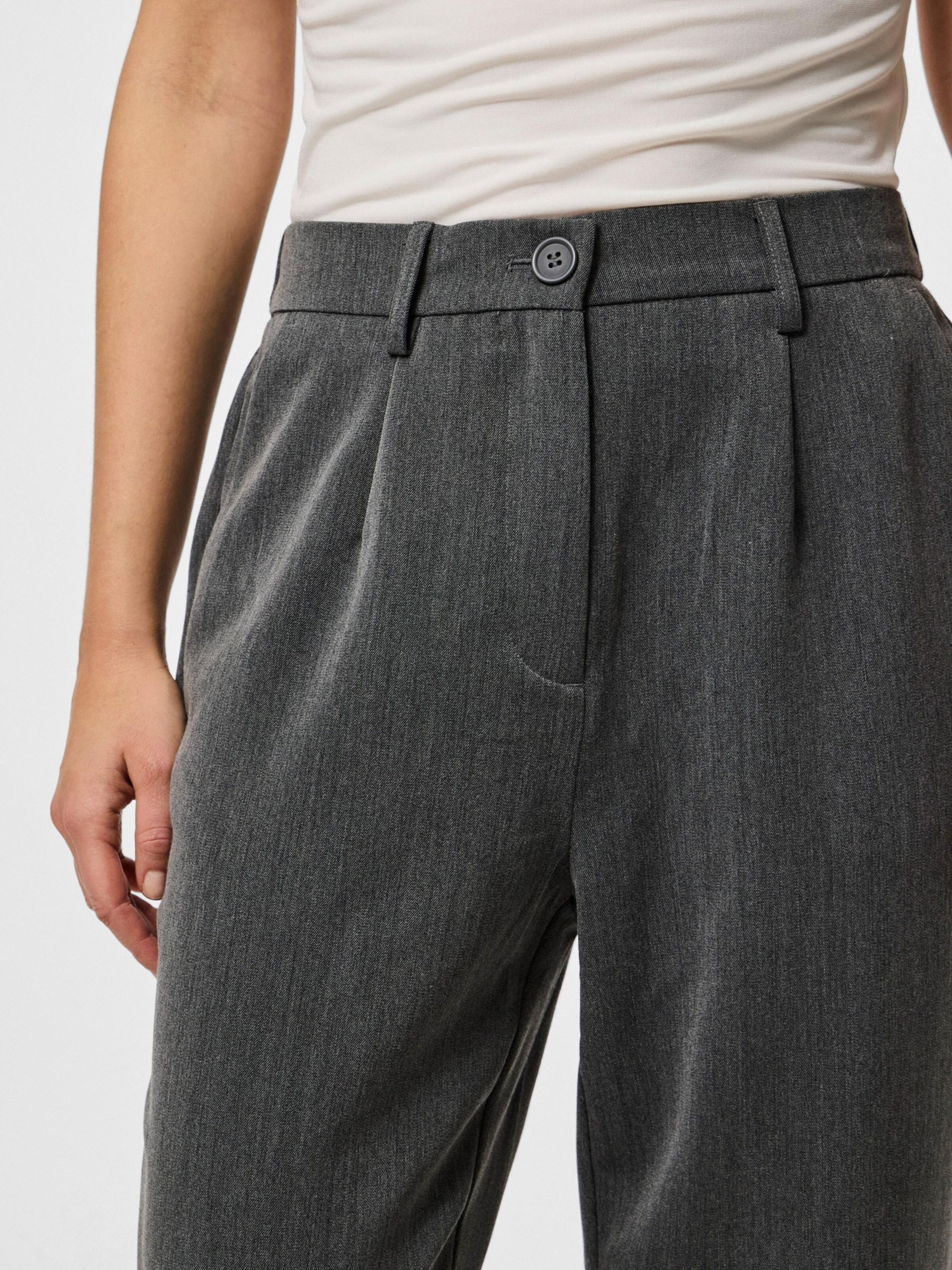 PIECES Hlače z naborki 'PCKamil' grafit