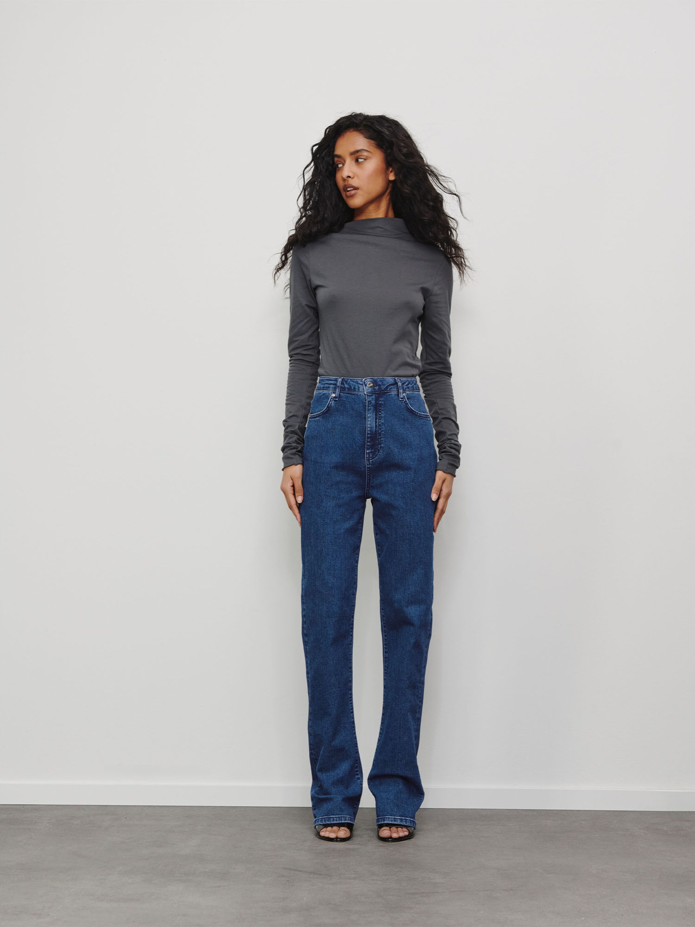 RÆRE by Lorena Rae Kavbojke temno modra