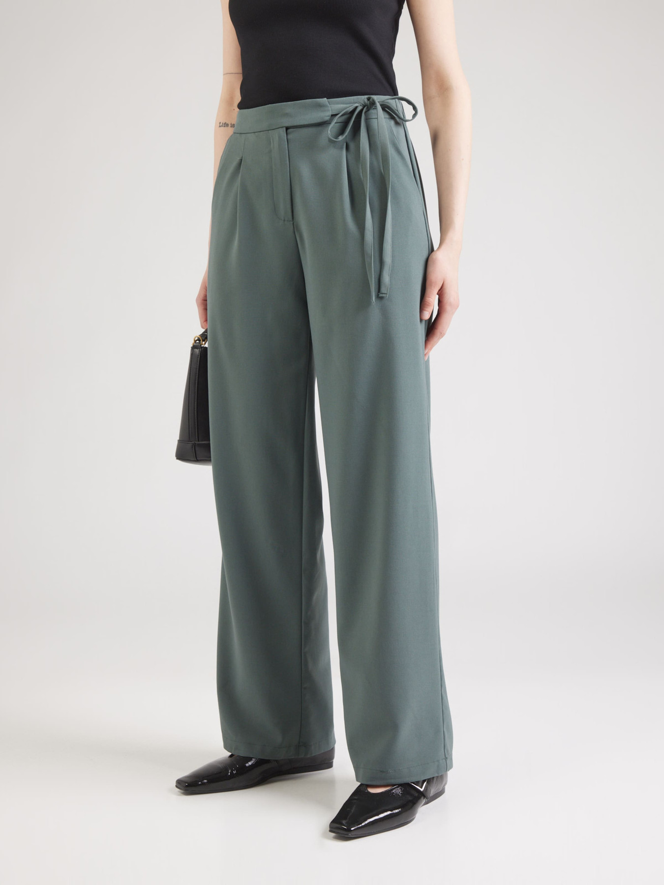 ABOUT YOU Hlače z naborki 'Gemma' zelena