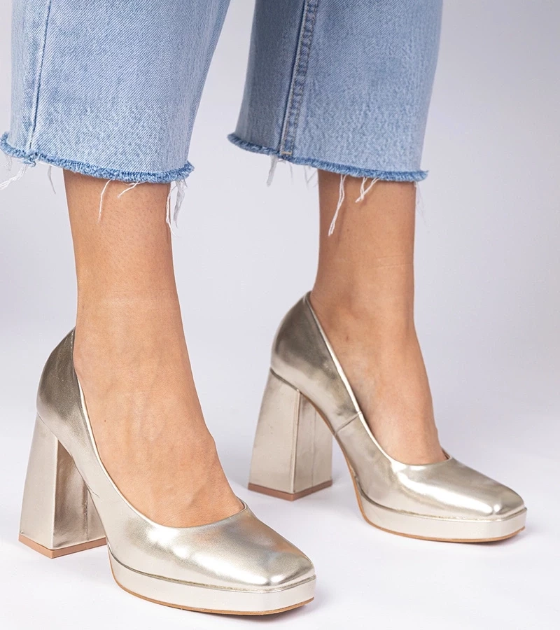 Gemre Gold pumps on a chunky heel with a square toe Irenois