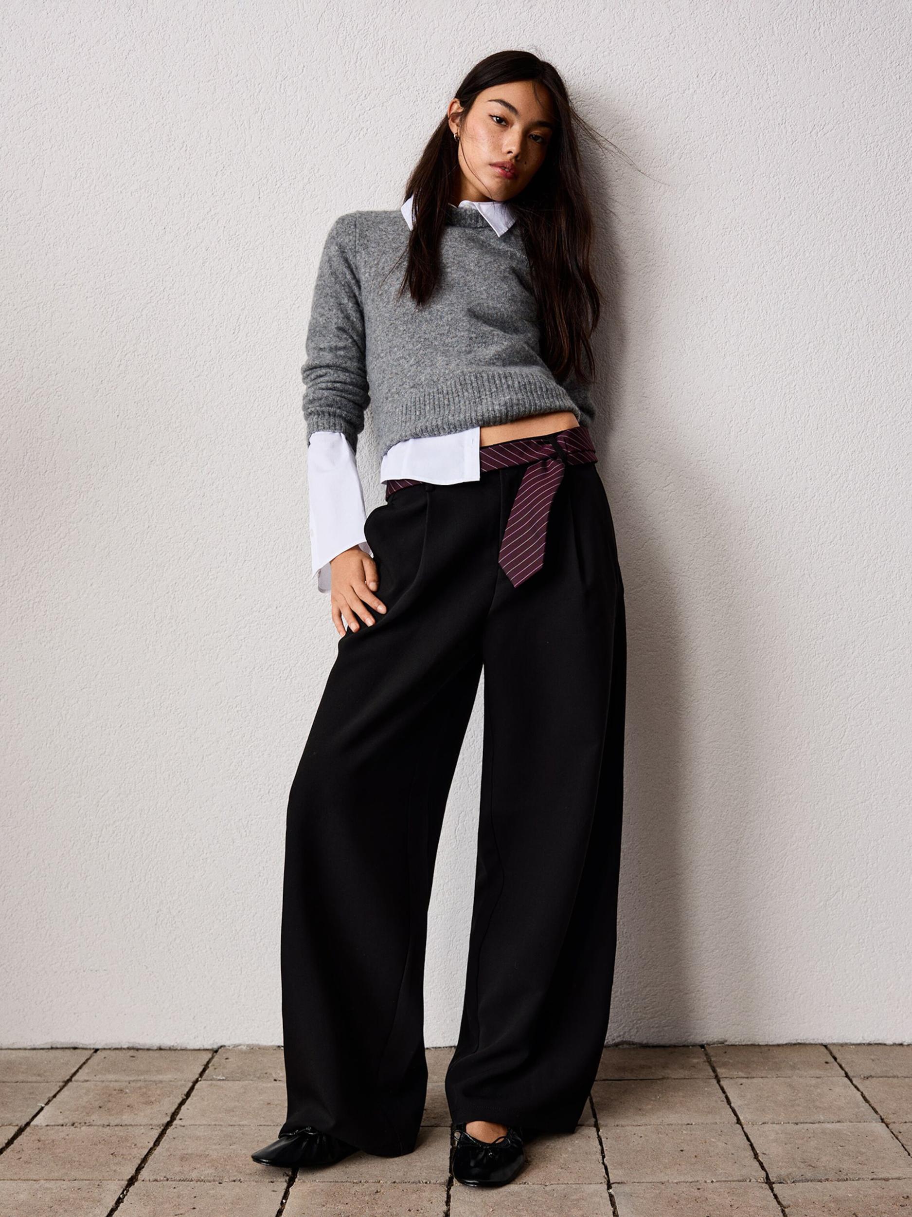 Bershka Hlače z naborki črna