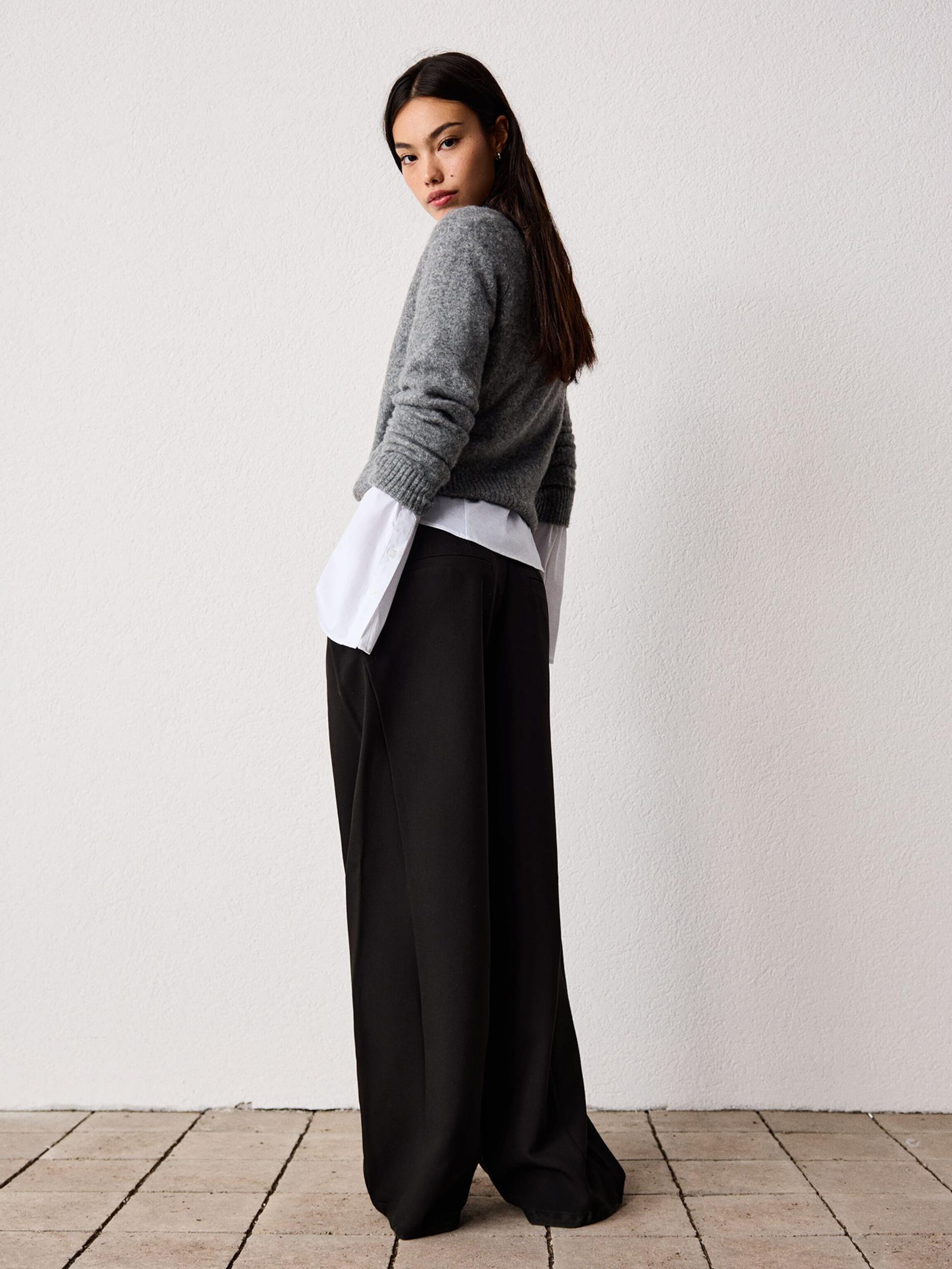 Bershka Hlače z naborki črna