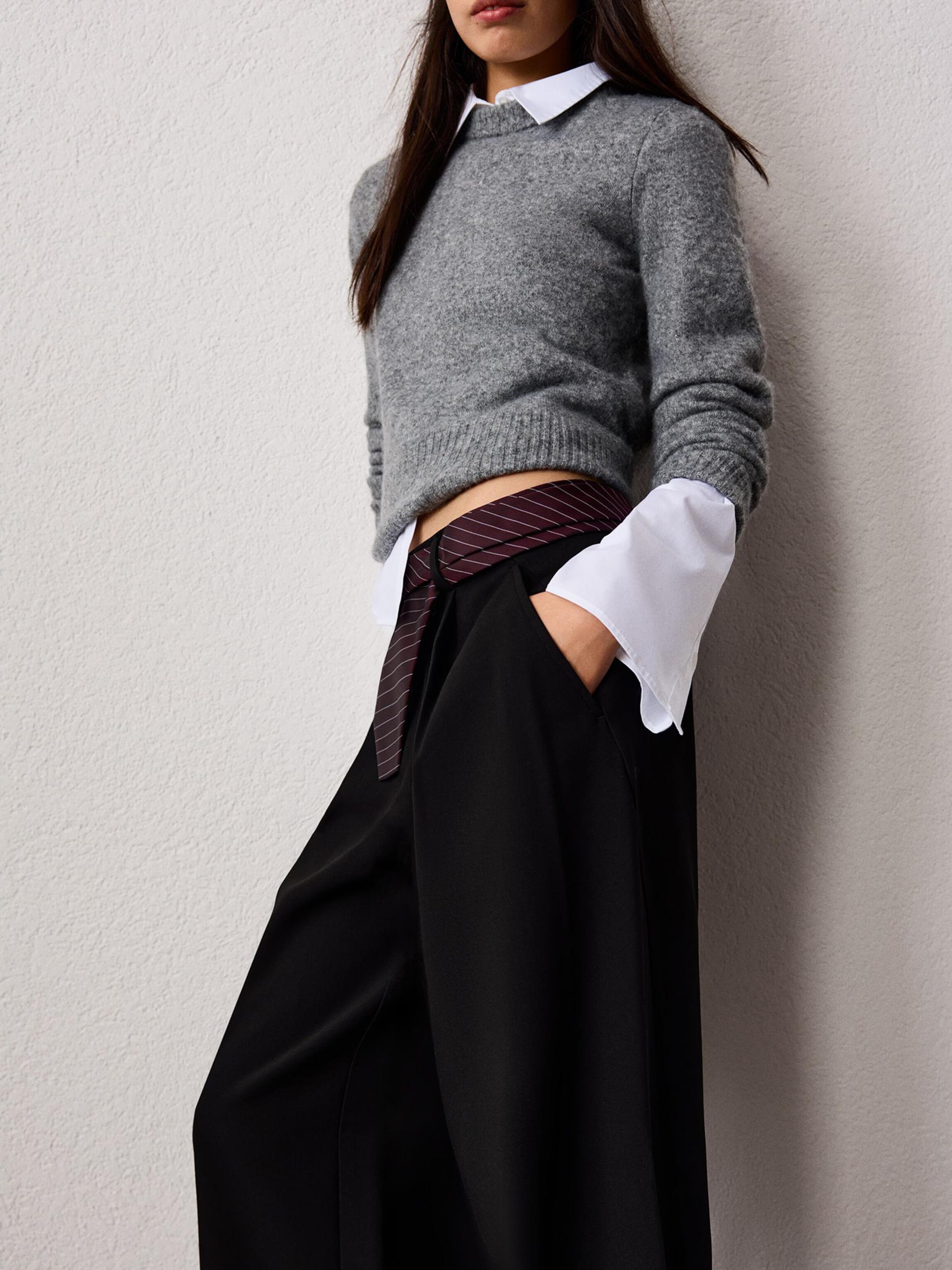 Bershka Hlače z naborki črna