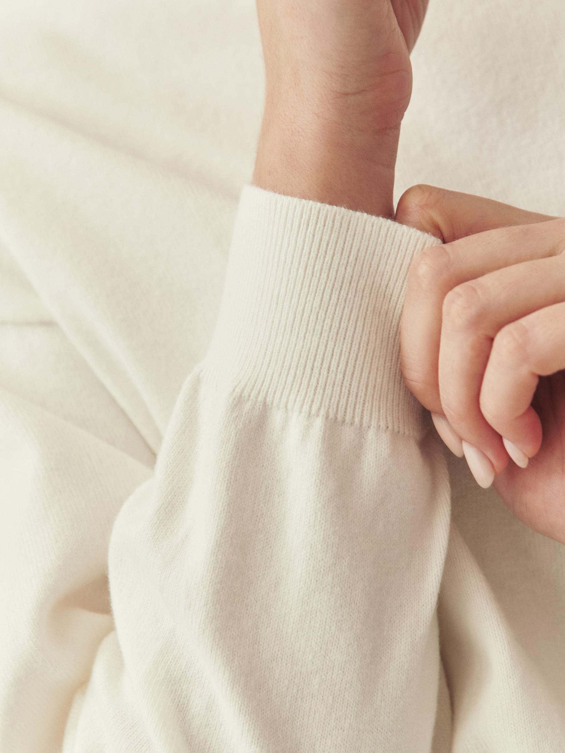 TATUUM Pulover off-bela