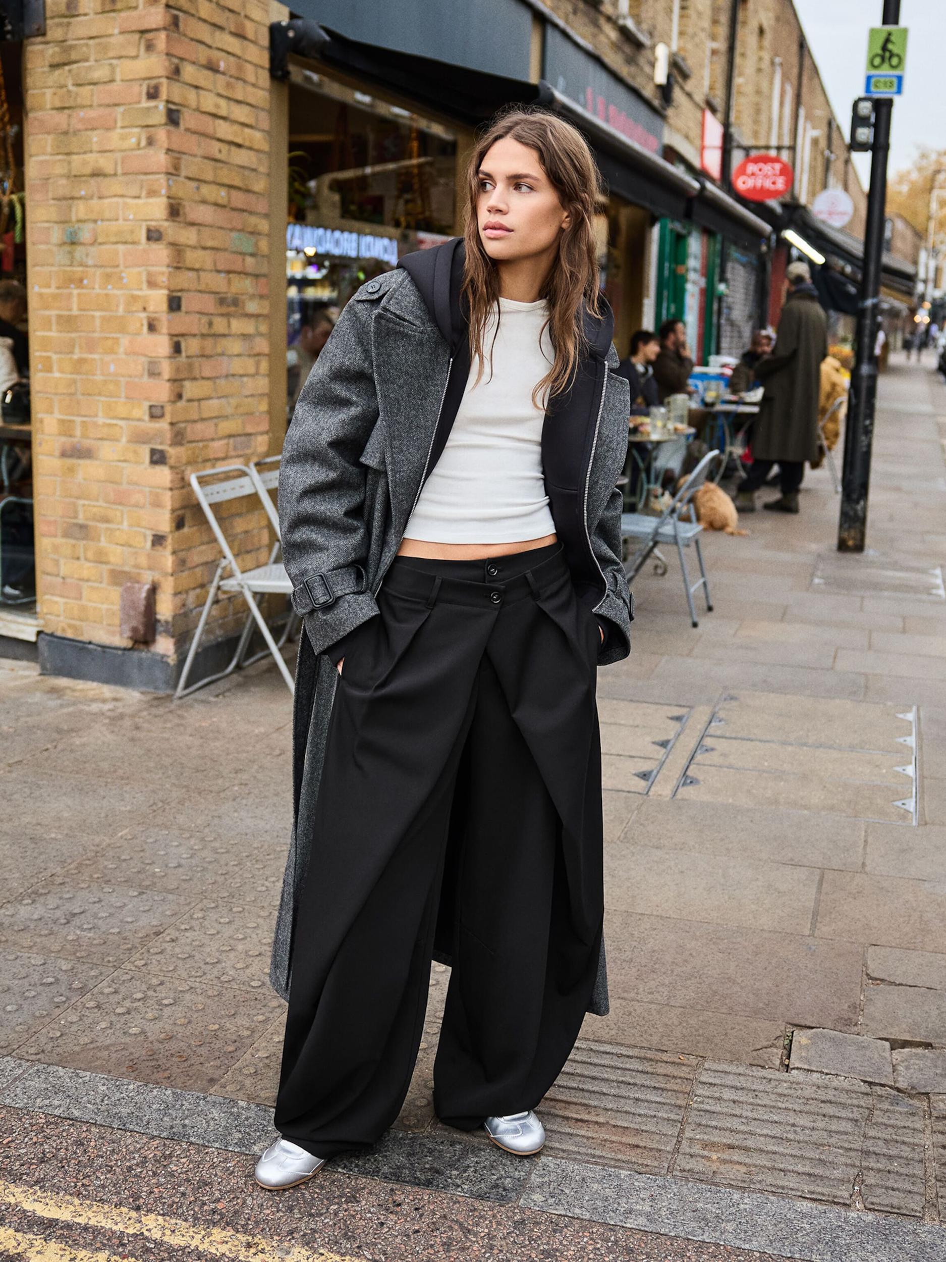 Bershka Hlače z naborki črna