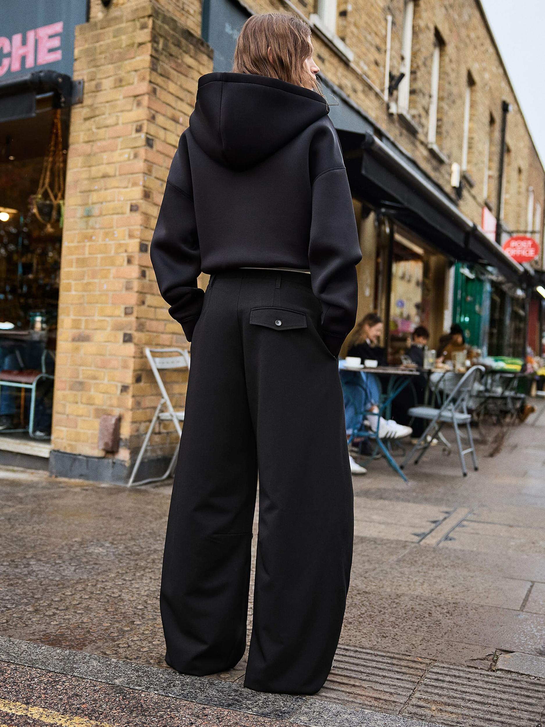 Bershka Hlače z naborki črna