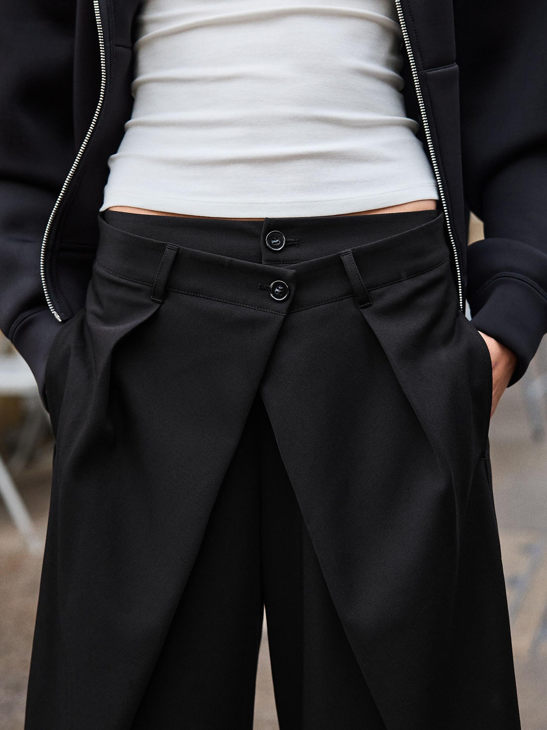 Bershka Hlače z naborki črna