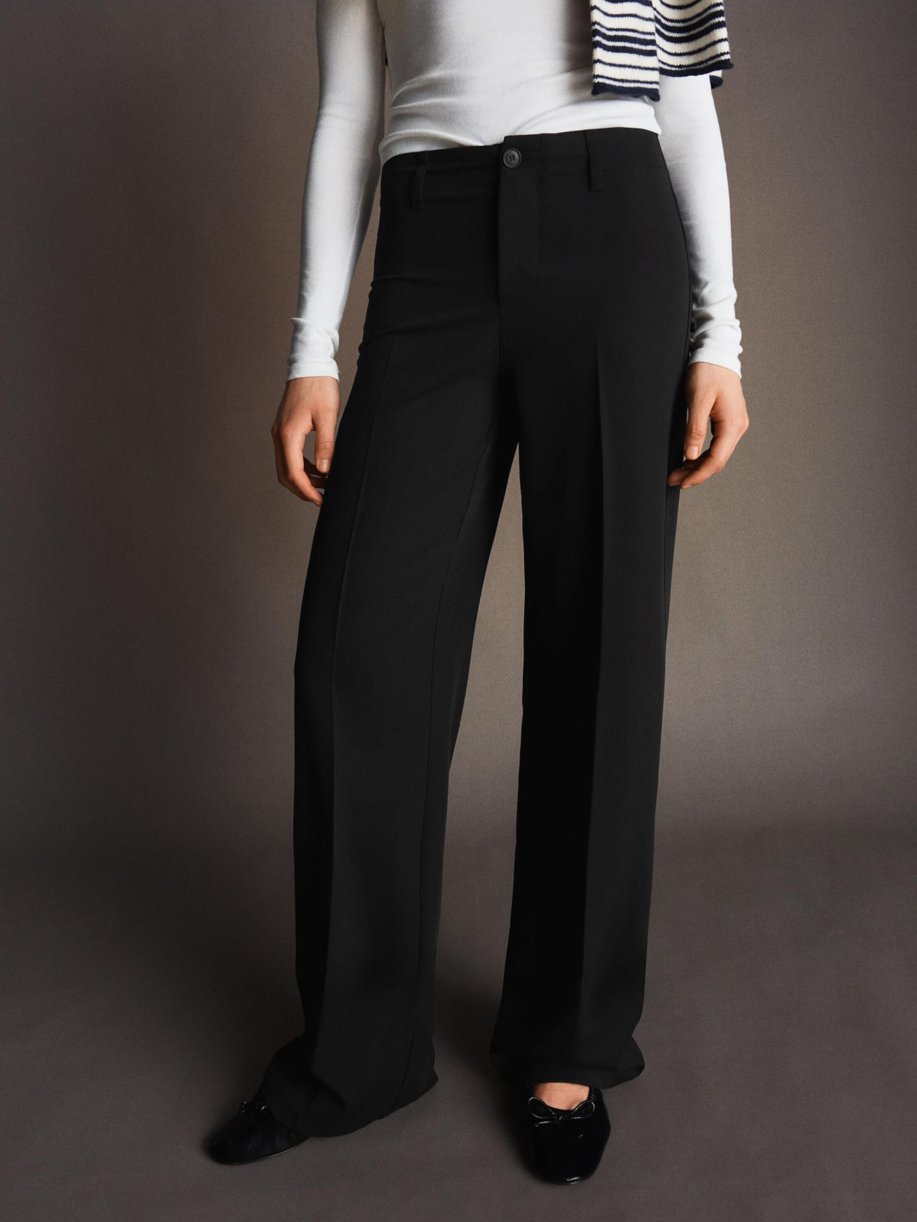 Bershka Hlače na rob črna