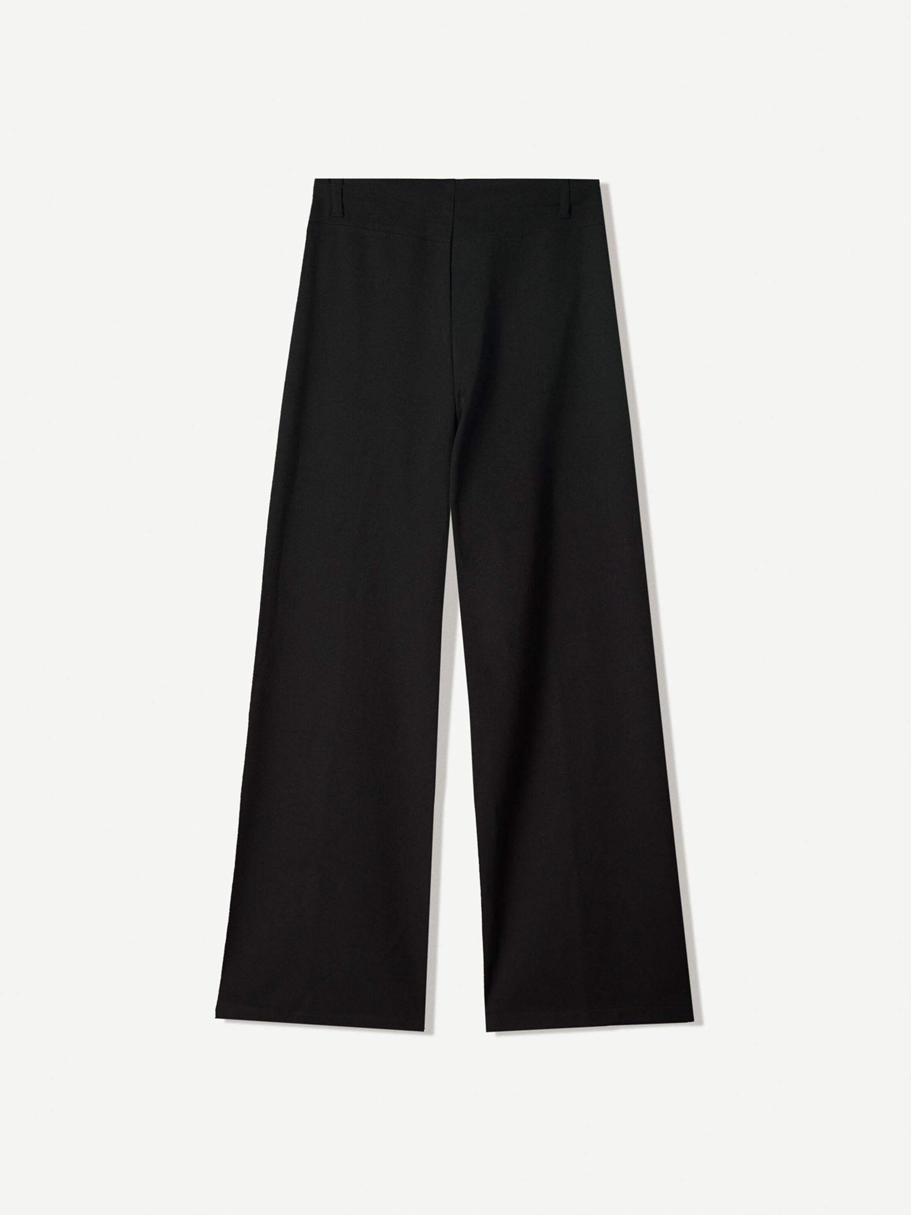 Bershka Hlače na rob črna