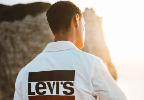 bela moška srajca z Levi's logom na hrbtu