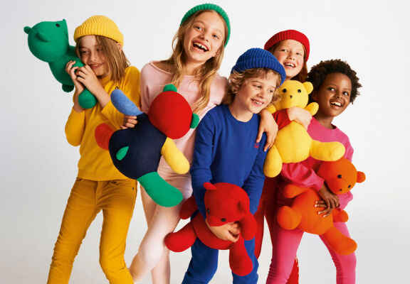otroci v barvitih United Colors of Benetton kolekcijah