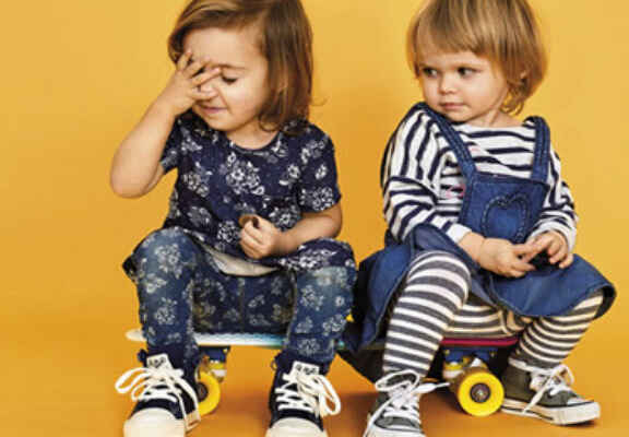 dva otročička na rolki v NAME IT oblačilih
