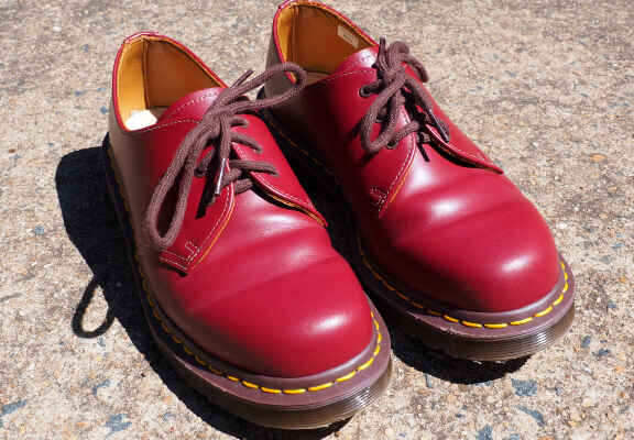 nizki rdeči Dr. Martens čevlji