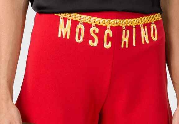 rdeče hlače z Moschino logom