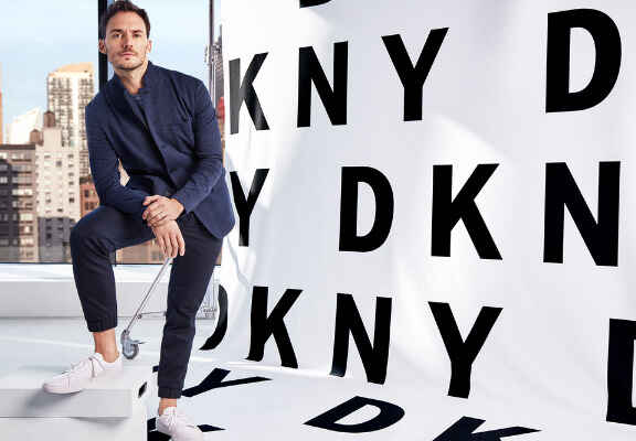 moški v DKNY oblačilih z DKNY ozadjem