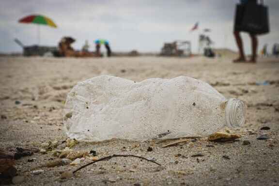 recikliranje plastike na plaži
