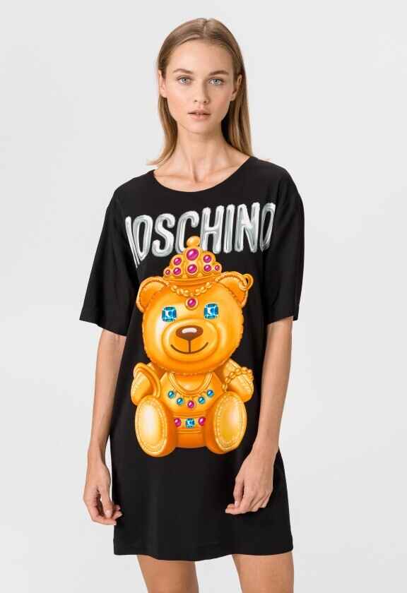 ženska v črni Moschino obleki z logom medvedka