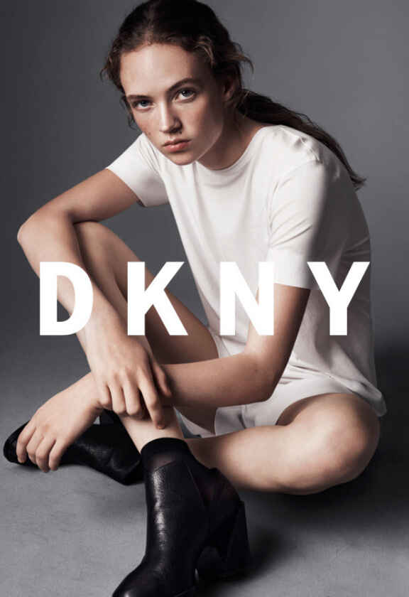 ženska v belih DKNY oblačilih