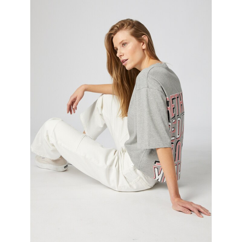 ABOUT YOU x Benny Cristo Majica 'Claas' siva