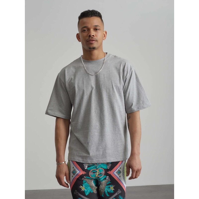 ABOUT YOU x Benny Cristo Majica 'Claas' siva